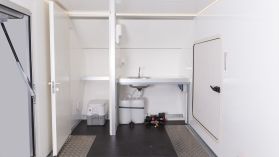 Toalett med vask og vannforsyning