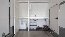 Toalett med vask og vannforsyning