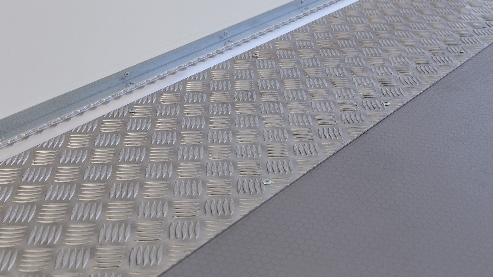 Dørkplateprofiler, Aluminium