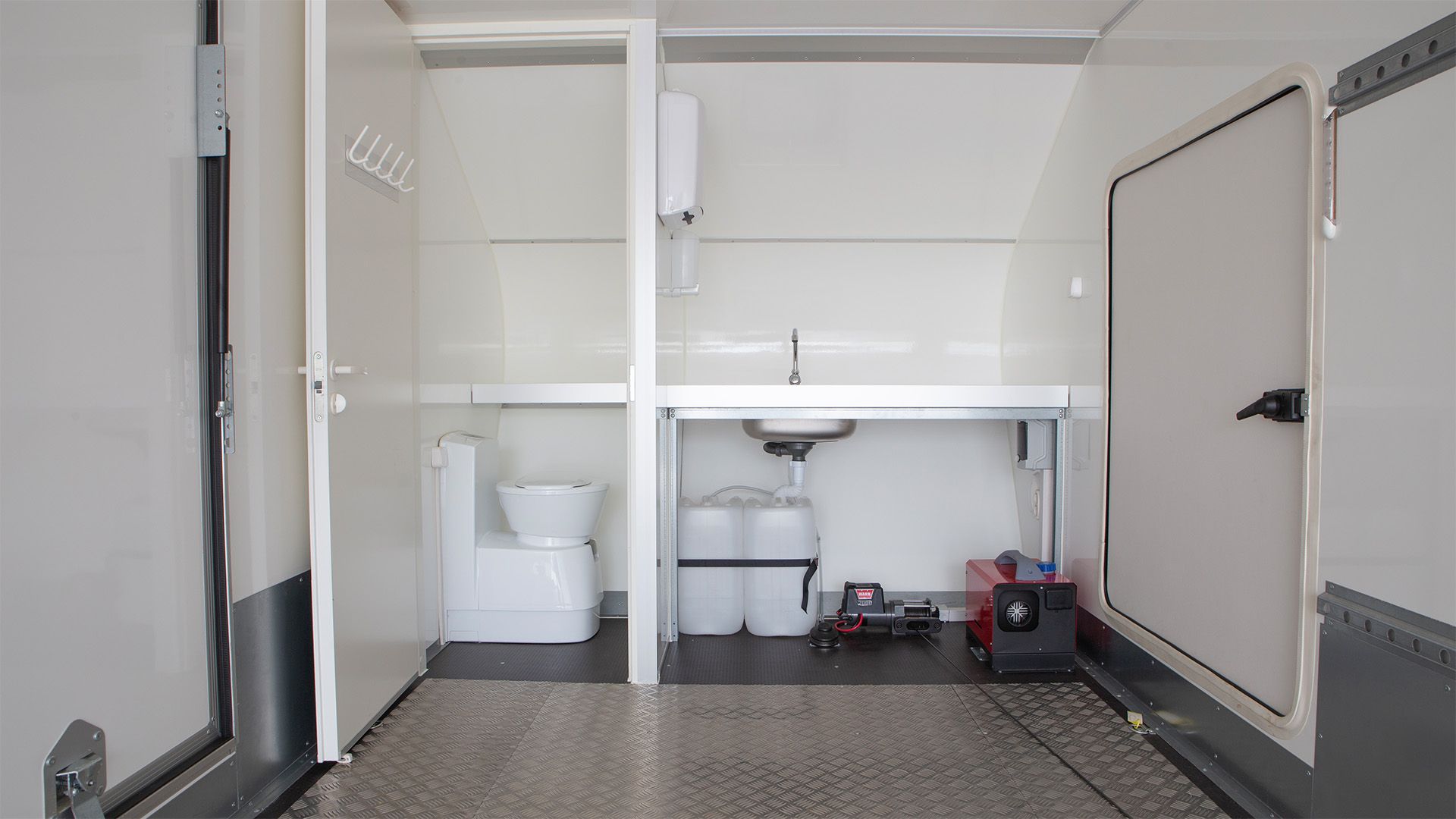 Toalett med vask og vannforsyning